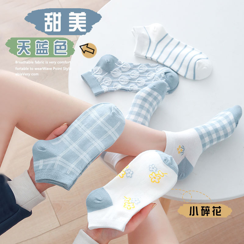 Sock stall, one-piece delivery service for women. Spring and summer: Light blue checkered flower boat socks for women. School-style short cotton socks for women. Trendy short socks for women. One-piece delivery service Specification image