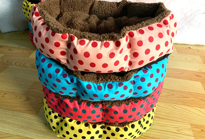 Pet bed with polka dots and octagonal polka dots can be used in spring and summer. The dog mat is plush, soft and durable. The cat bed mat is a pet bed Application Scenario