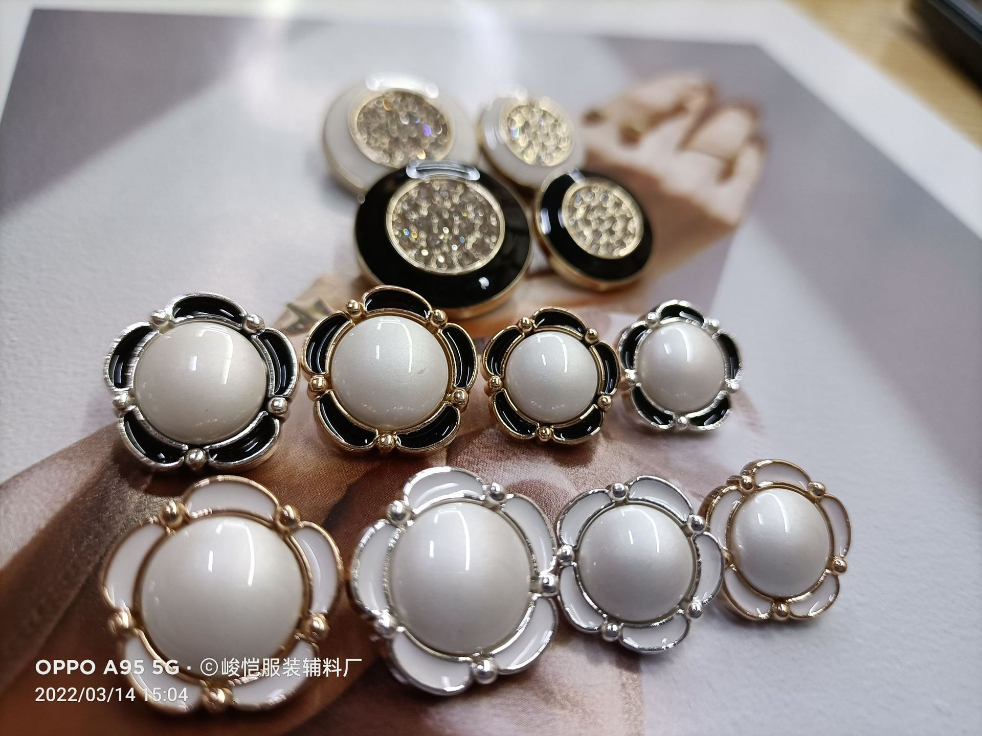 Metal pearl round button cardigan, sweater, top button coat, woolen clothes, versatile decoration, high-end for women Item Picture