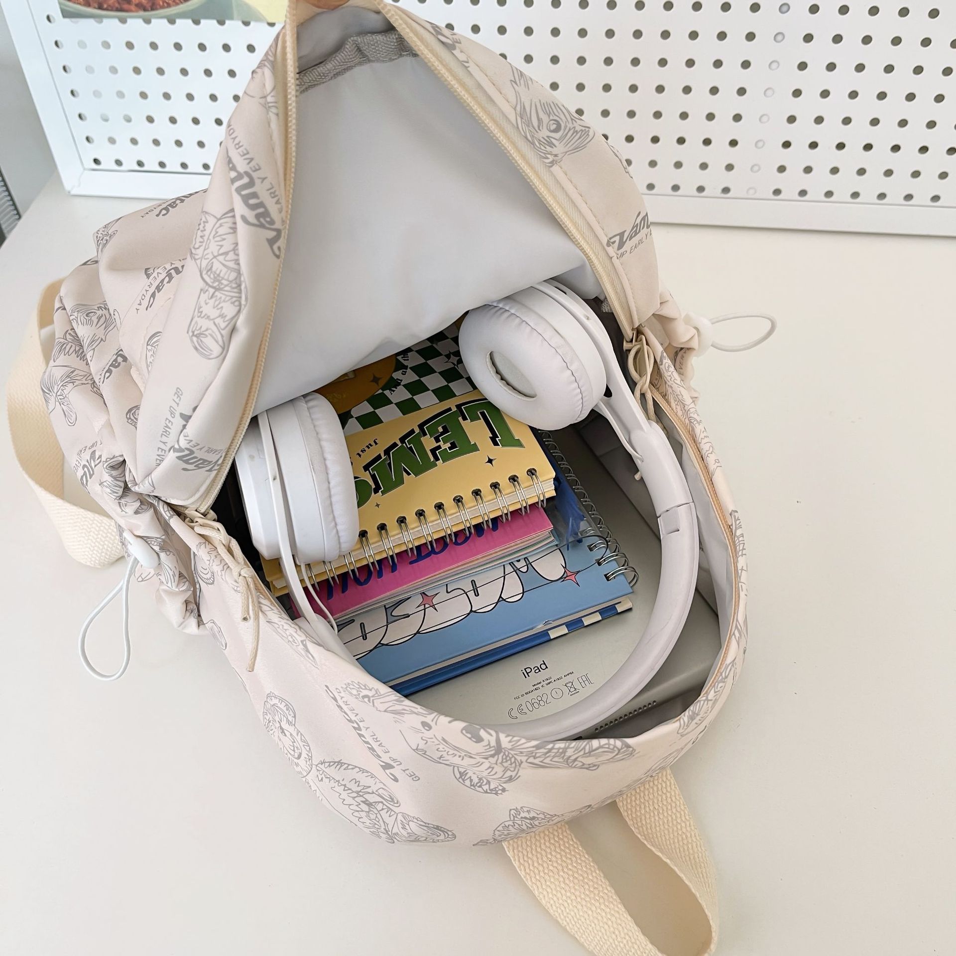 背包/电脑背包/男士商务背包/徒步背包/登山背包产品图