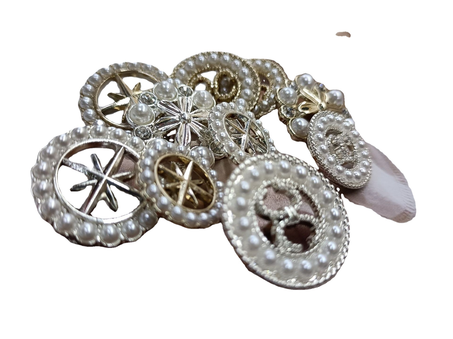 Metal hollowed-out diamond-edged pearl gold round button tops, shirts, coats, windbreakers, suits, cardigans, and versatile decorations Item Picture