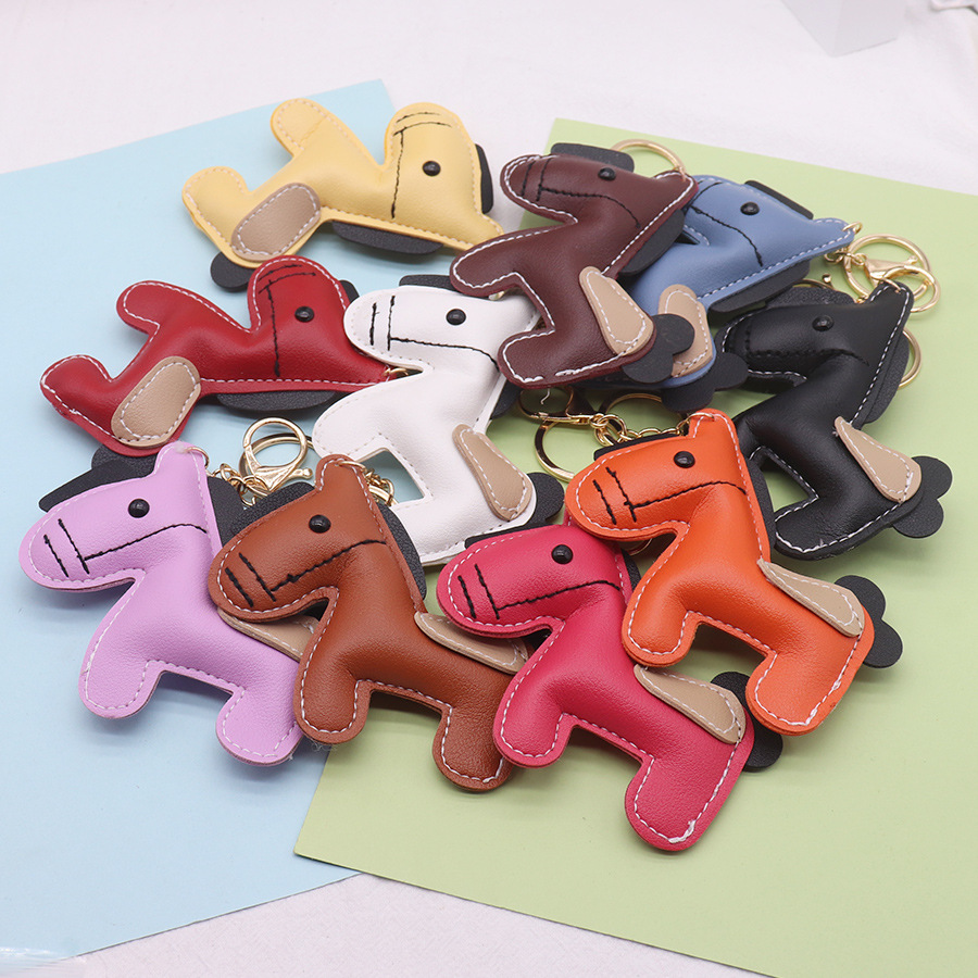 潮流仿pu真皮小马挂件皮质皮革百搭包包可爱潮流汽车钥匙包包挂件