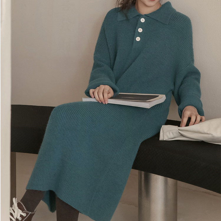في فرنسا، كانت الفساتين ذات الياقات الطويلة الطويلة في الركبة، تنسق ثياب الخياطة في نهاية فصل الشتاء details Picture