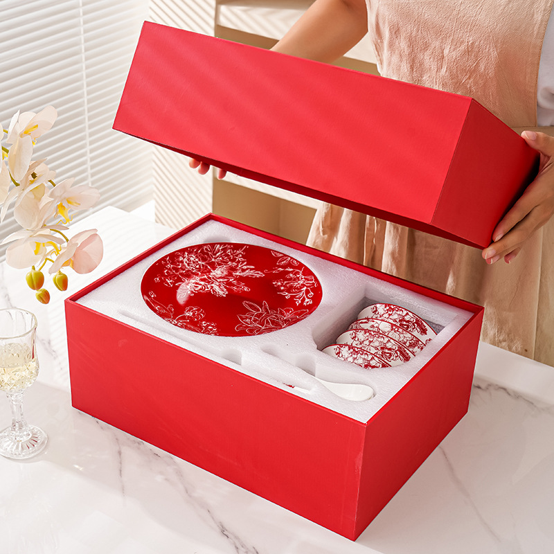 A set of tableware as a wedding gift for best friends. A wedding gift for the bride. Practical bowls, plates, utensils, bowls and chopsticks. Moving into a new home details Picture