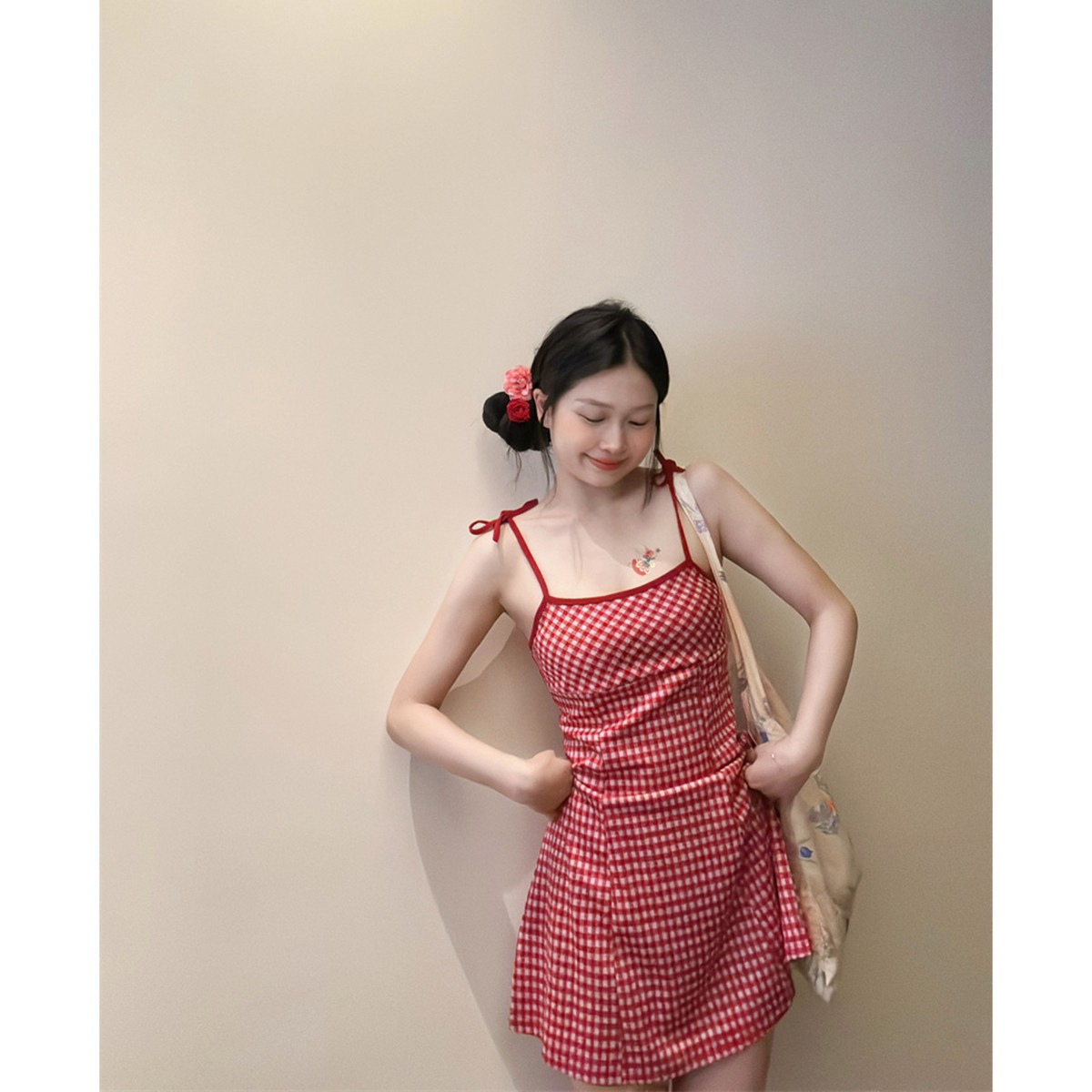 A simple red checkered halter dress for women's summer 2024 new style, a popular short skirt for petite women with exposed collarbones and a cinched waist details Picture