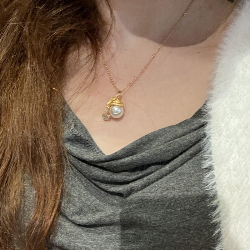 French light luxury retro brushed pearl Christmas hat, star necklace, niche exquisite socialite style, high-end collarbone chain Application Scenario