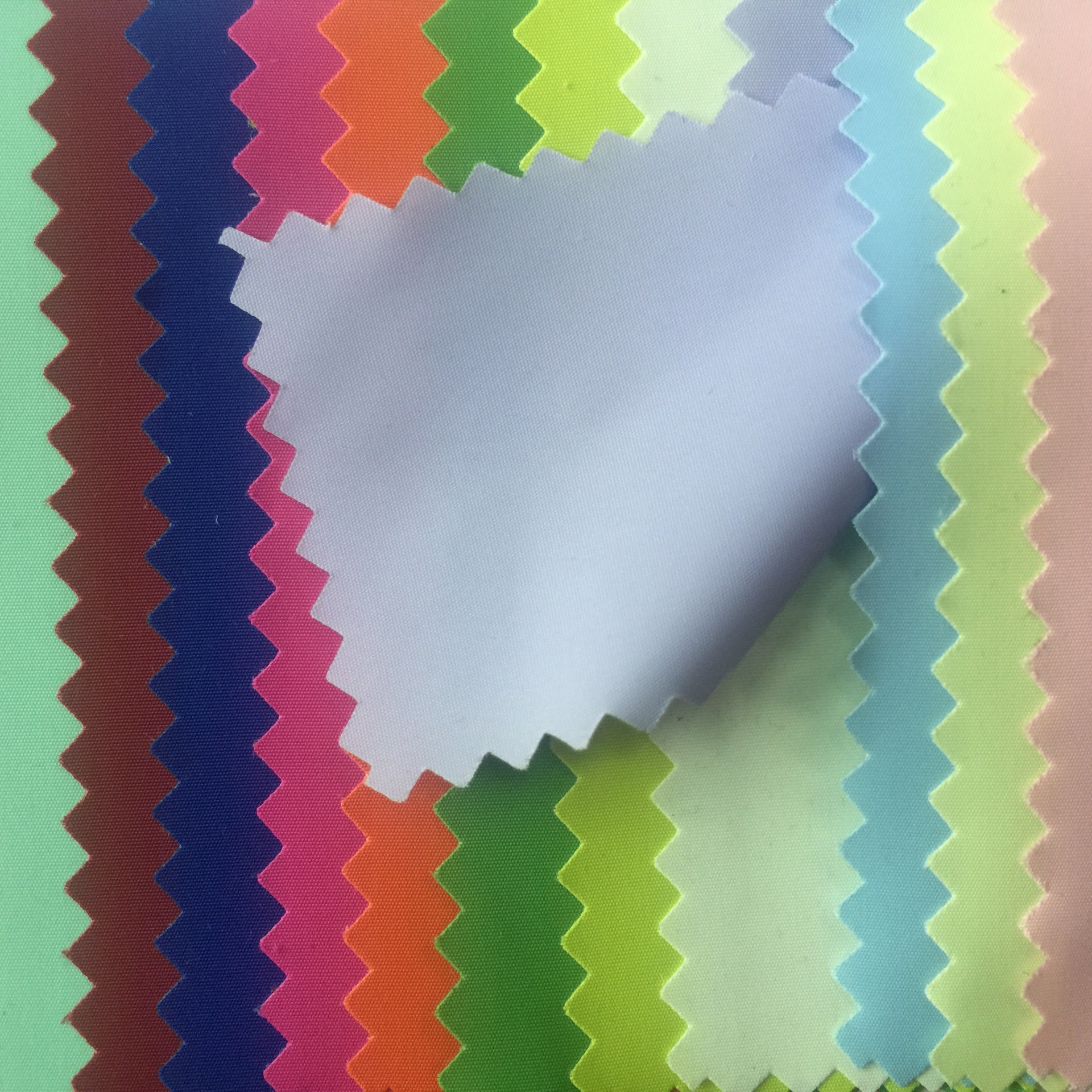 厂家供应全涤纬捻仿记忆平纹记忆布  防水柔软羽绒服夹克面料批发