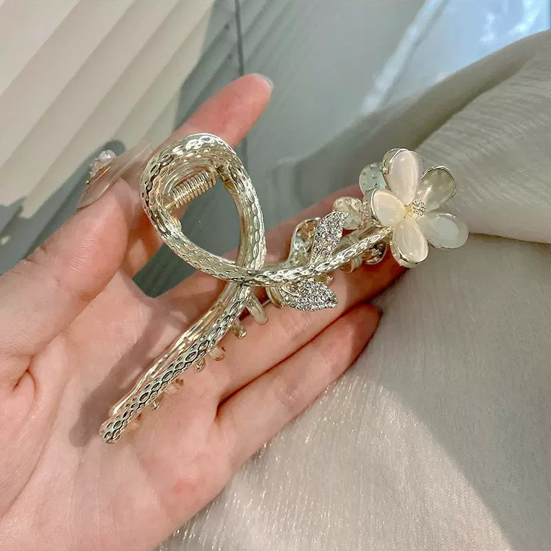 2023 New Opal Wheatclaw Hairpin Female Shark Clip Light Luxury Leaf Leaf Clip Temperament Retro Application Scenario