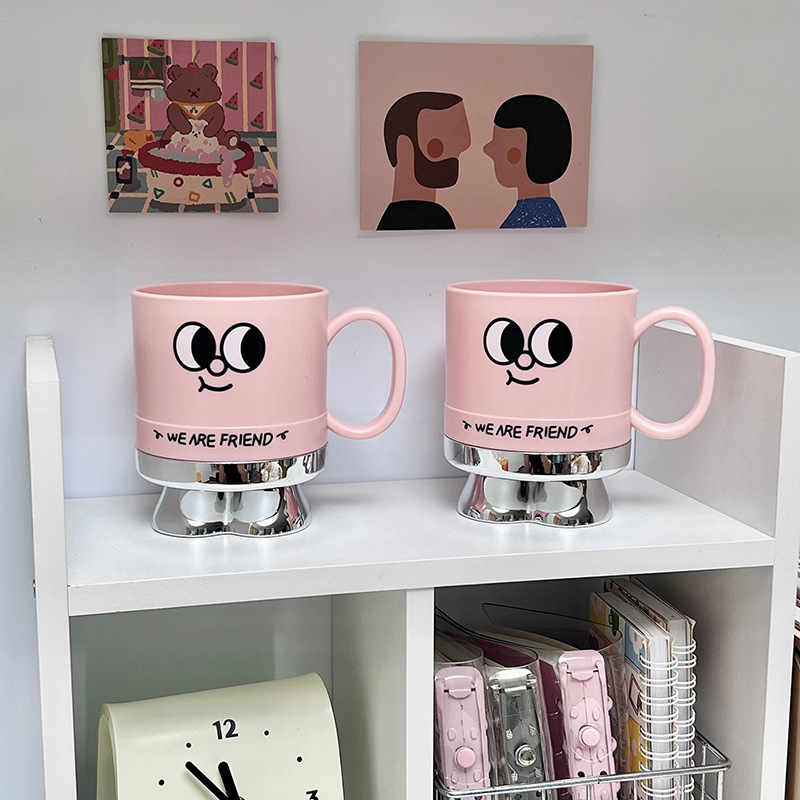 Smiling face cup, plastic washbasin cup, convenient brushing cup, supermarket toothbrush cup, plastic Application Scenario
