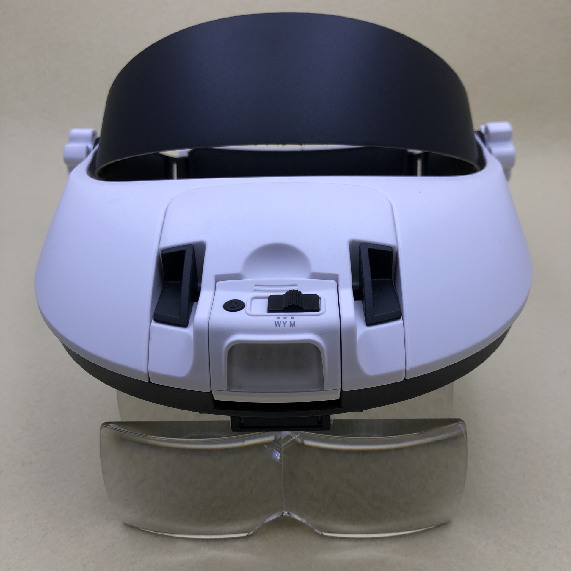 The new 81000NC rechargeable head-mounted helmet magnifying glass with 8 leds is a gift for the elderly, a reading magnifying glass Application Scenario