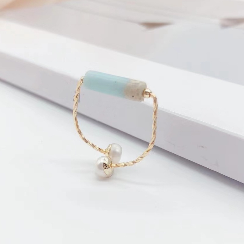 The Ice Blue Love Pearl ring features a simple and elegant style. It is a natural freshwater pearl product that has become a popular online hit and is trendy and individualistic Specification image