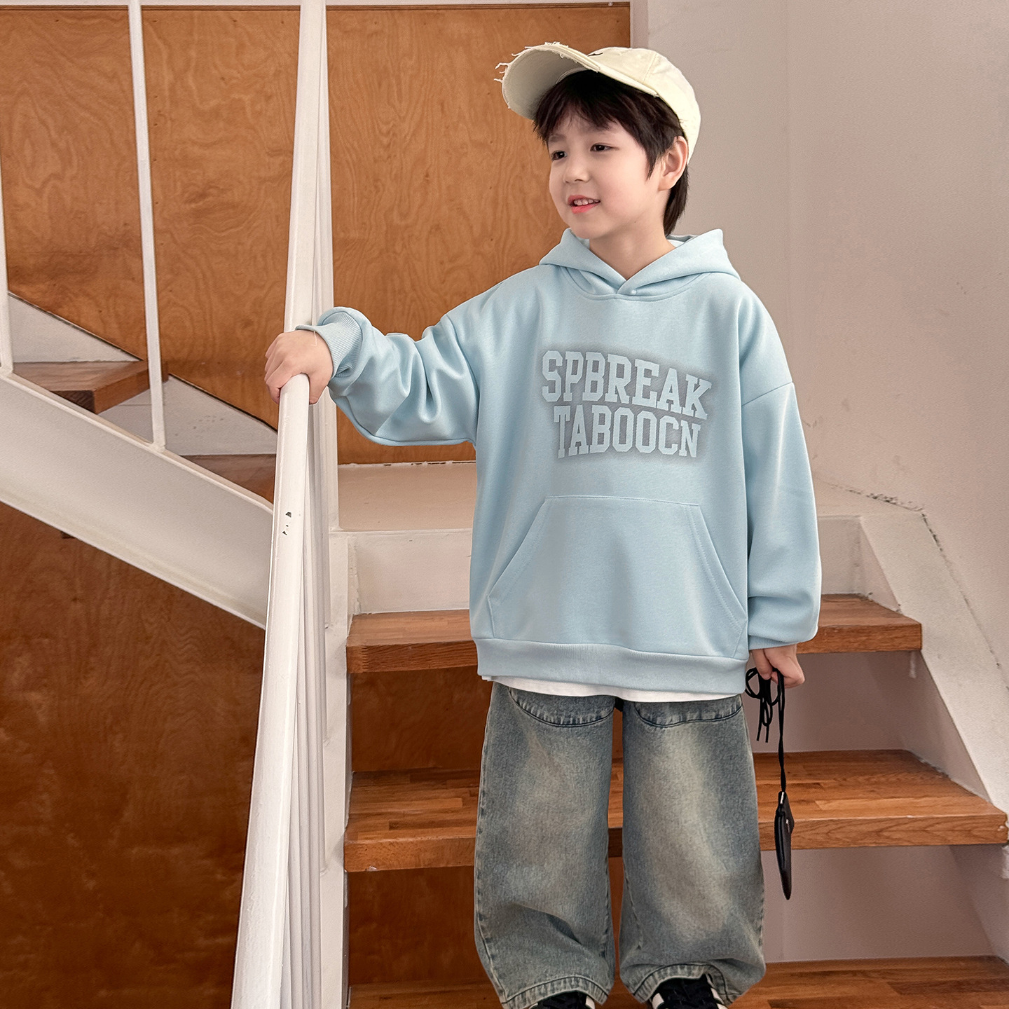 Tongku 2025 Spring New Style Huzhou Zhili Children's Clothing Korean version Boys' letter printed Fashionable hooded children's sweatshirt details Picture