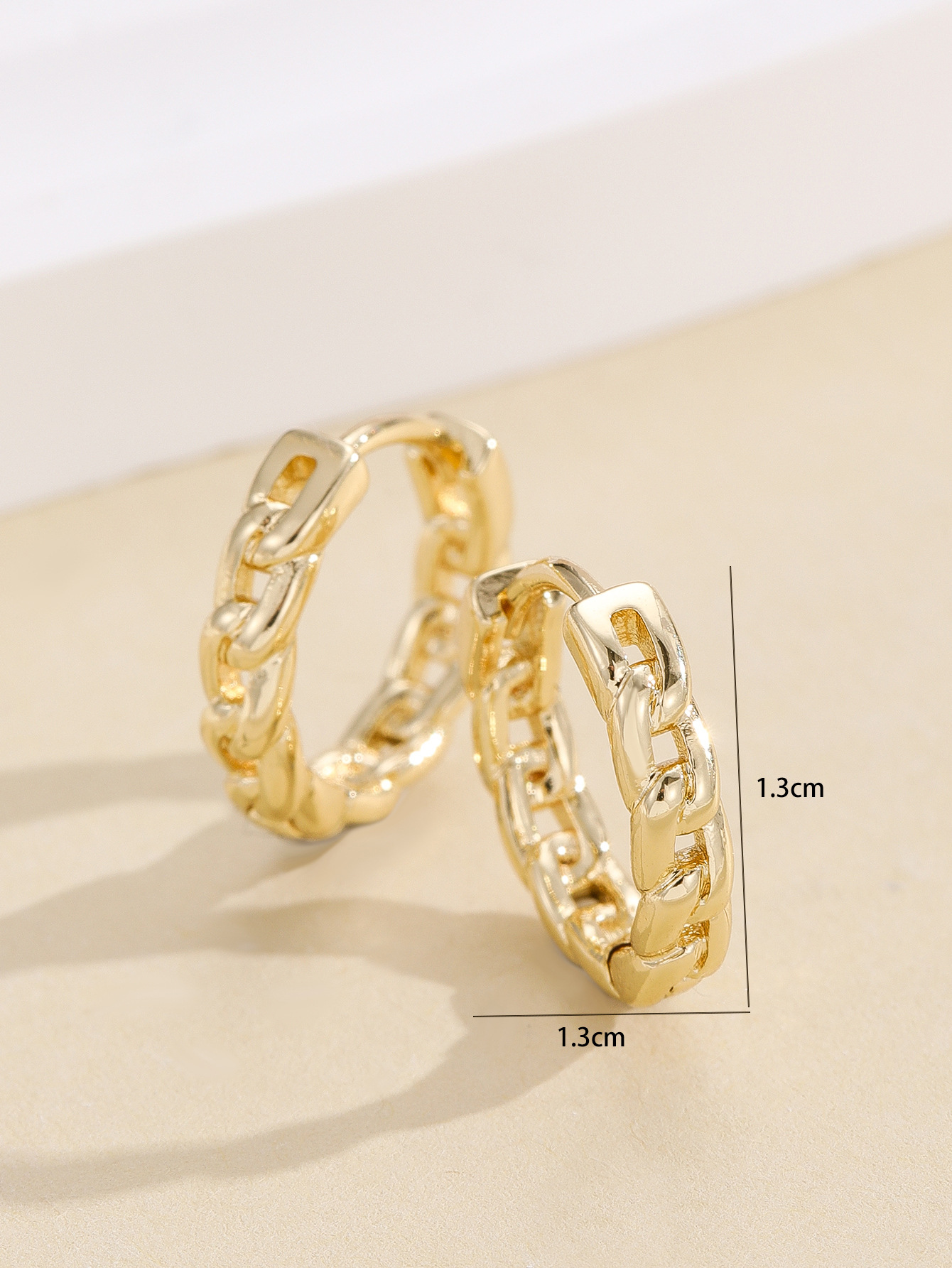 Personalized chain ear loops, simple Korean, European and American style, Hong Kong style, gold chain twist small ear loops, ear loops and earrings details Picture