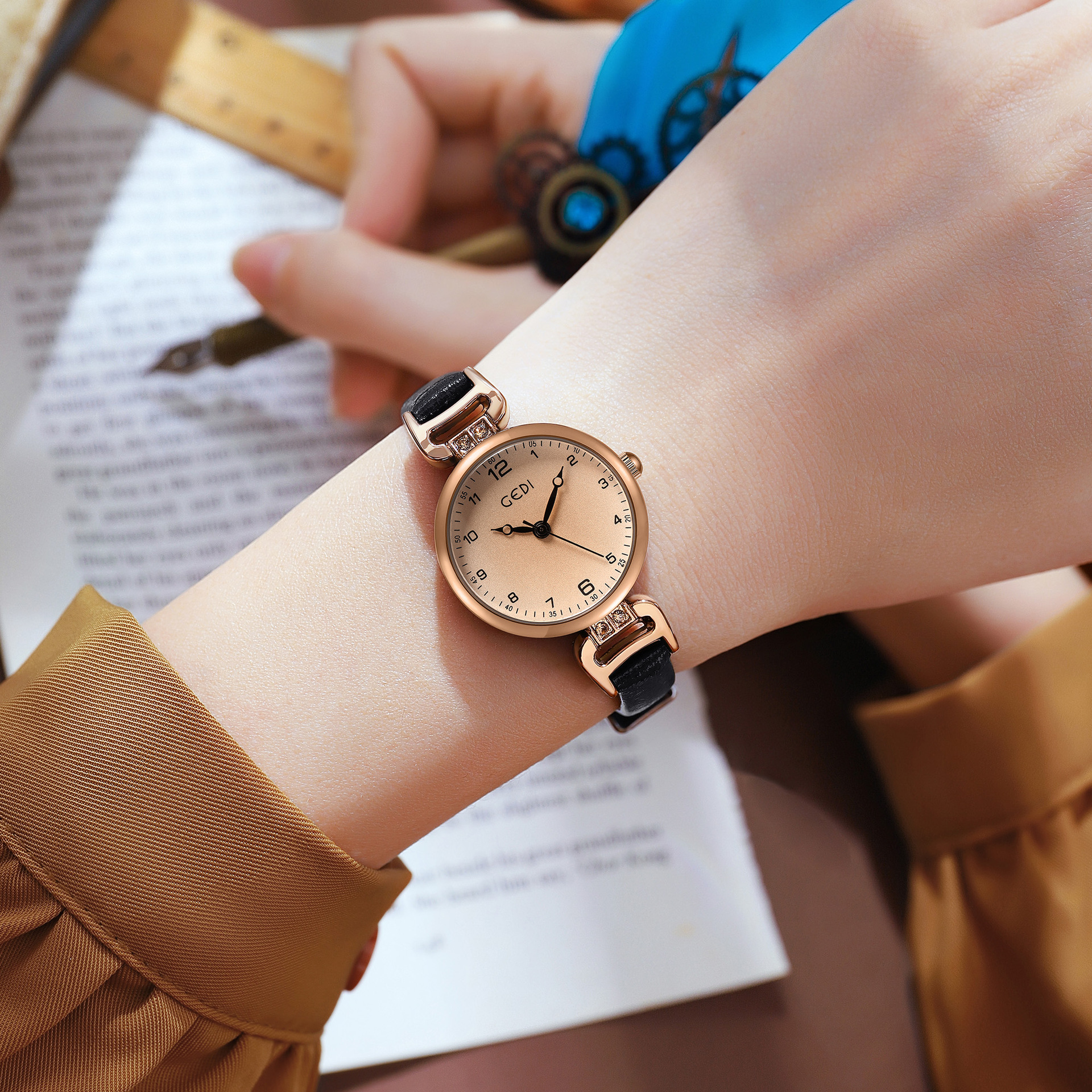 Wholesale of Godi retro-style round women's watches with fine straps, simple and elegant, student skin with quartz waterproof women's watches Specification image