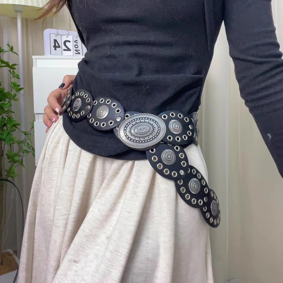 Vintage Circular Hollowed-Out Dress Personality Women Metal New Exaggerated Denim European And American Carved Belt Belt details Picture