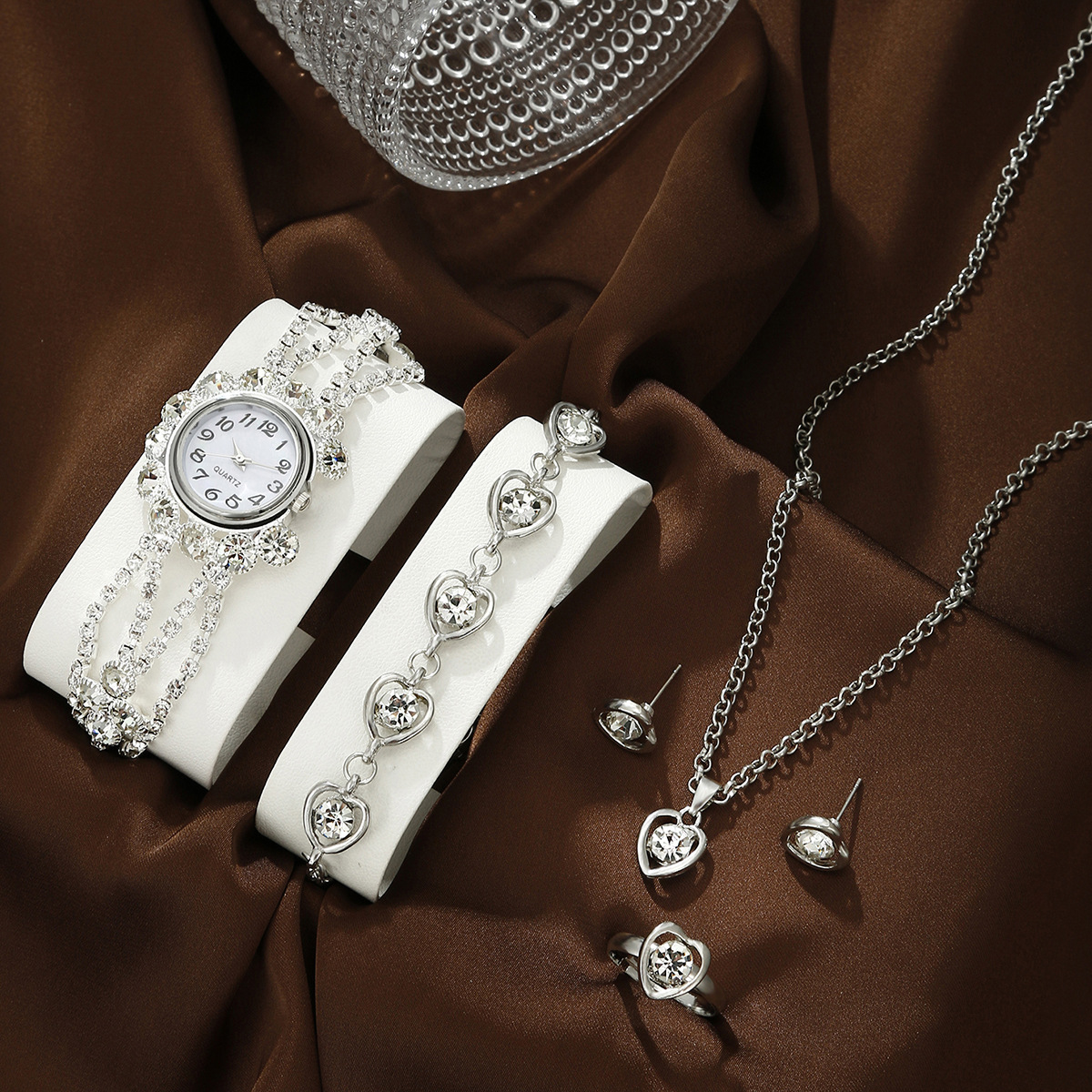 Diamantes diamantes de lujo atmósfera pulsera de pulsera reloj versión coreana esfera redonda personalidad japonés mujeres strass conjunto de joyería Item Picture