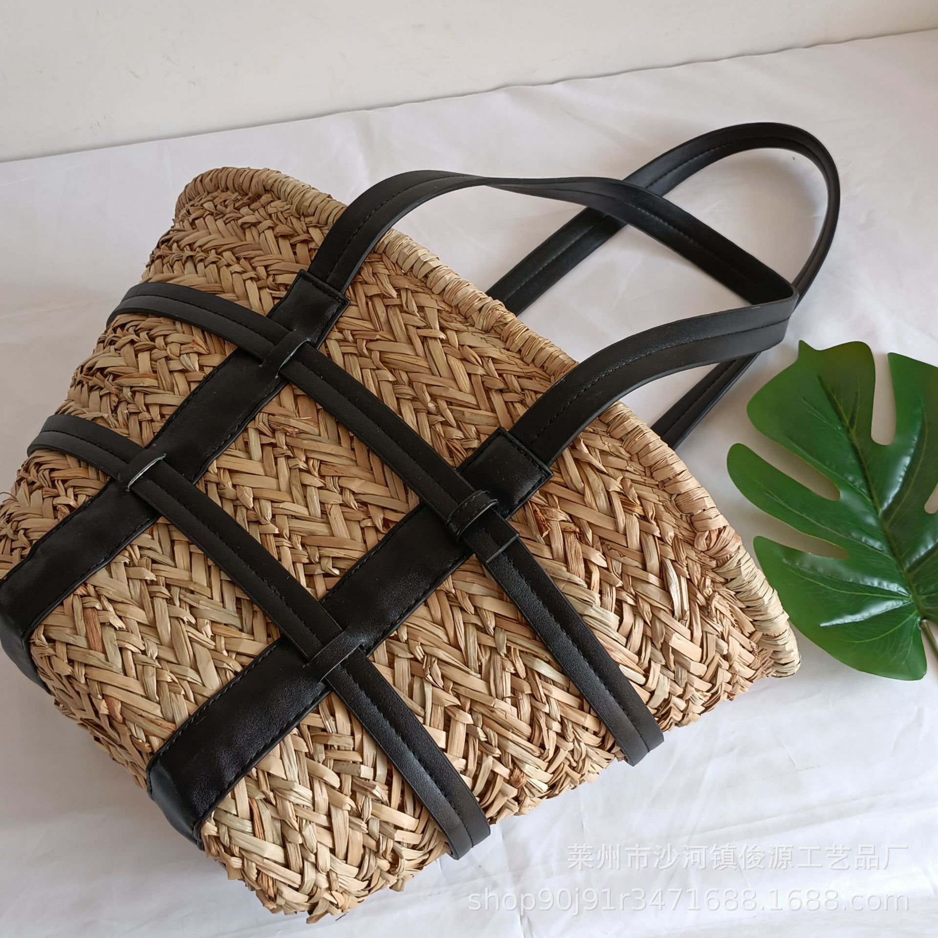 New seaweed pocket single-shoulder bag, casual grid straw woven women's bag, beach bag, Lafite straw woven bag Application Scenario