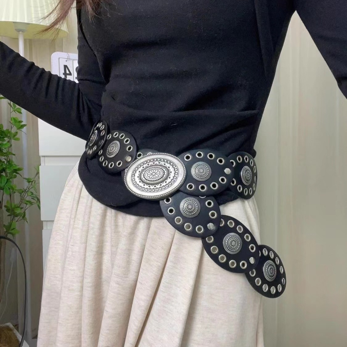Vintage Circular Hollowed-Out Dress Personality Women Metal New Exaggerated Denim European And American Carved Belt Belt Specification drawing
