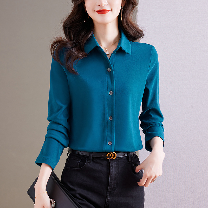 A real photo of a double-sided German fleece shirt for women in autumn and winter. It features a fashionable and fashionable design with a touch of fleece and a warm base cardigan Application Scenario