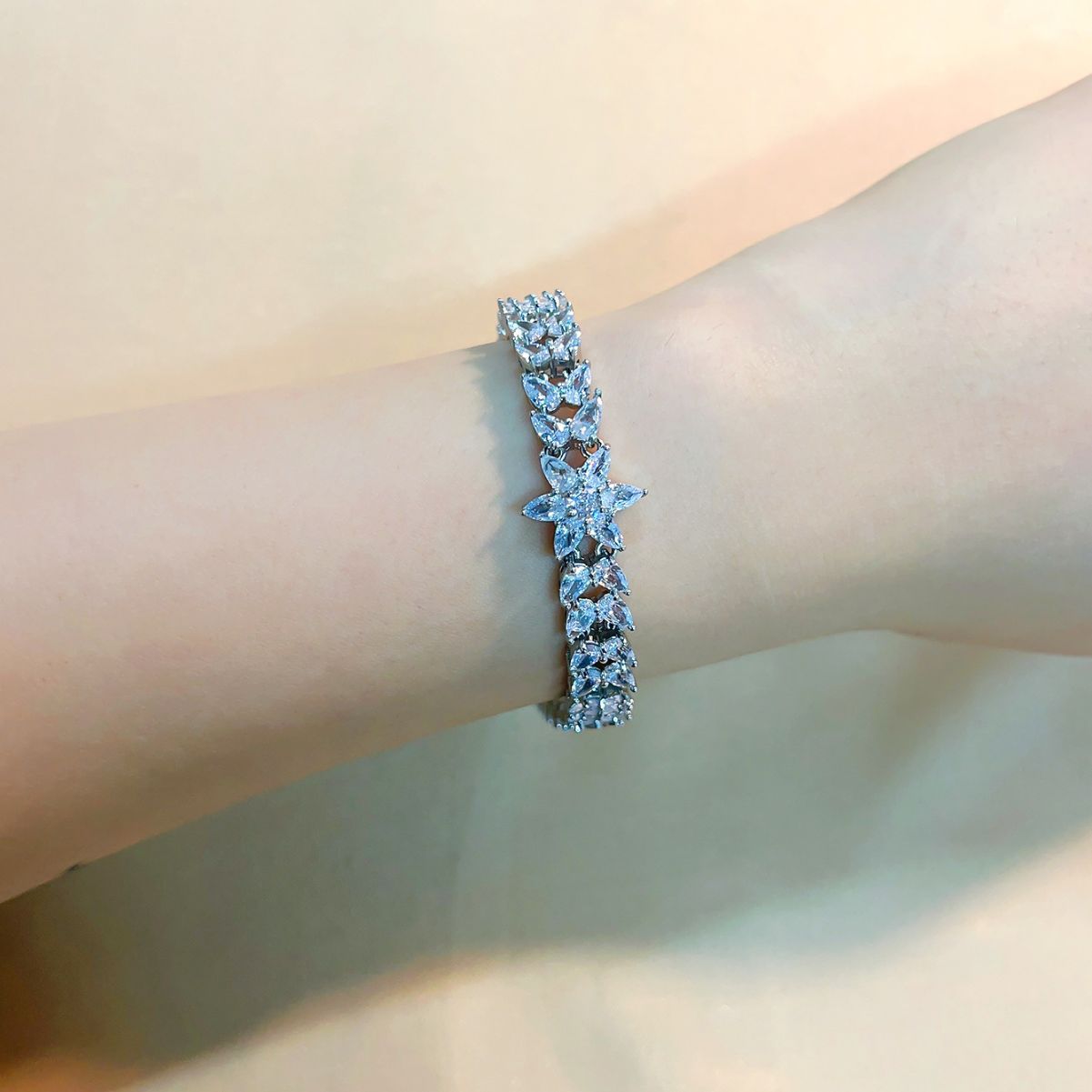 Kashi jewelry's high-end European and American style zircon bracelet and bangles are neutral, exaggerated and grand details Picture