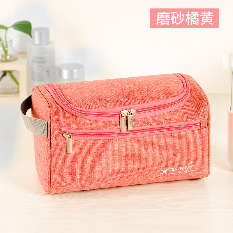 Men hook up their toiletry bags Item Picture