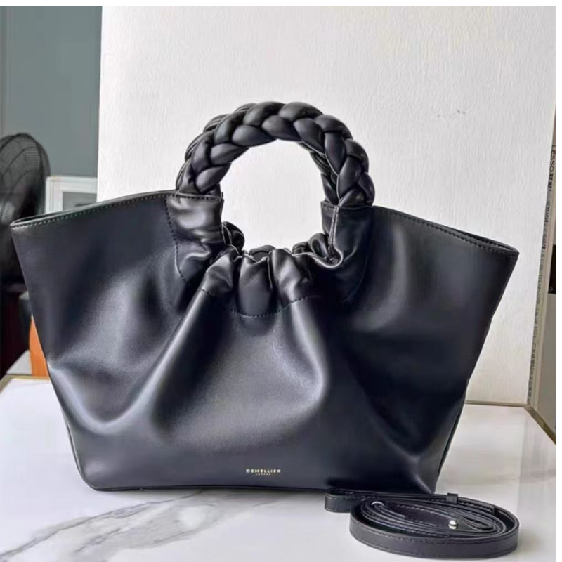 Cloud Bag Retro Woven Tote Bag For Women Crossbody Single Shoulder Pleated Bag Application Scenario
