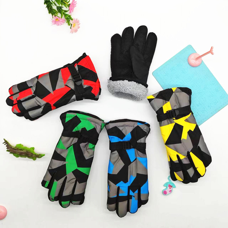 Cross-border cartoon children's gloves, thickened ski warm gloves, outdoor north north primary school students' five-finger cycling details Picture