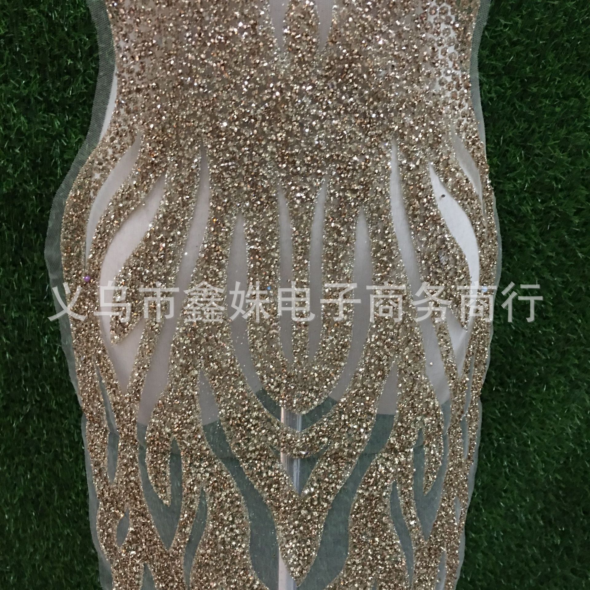 الصدرية اليدوية في نيجيريا عملية خياطة الصدر بالحرارة وصمغ الظهر Item Picture