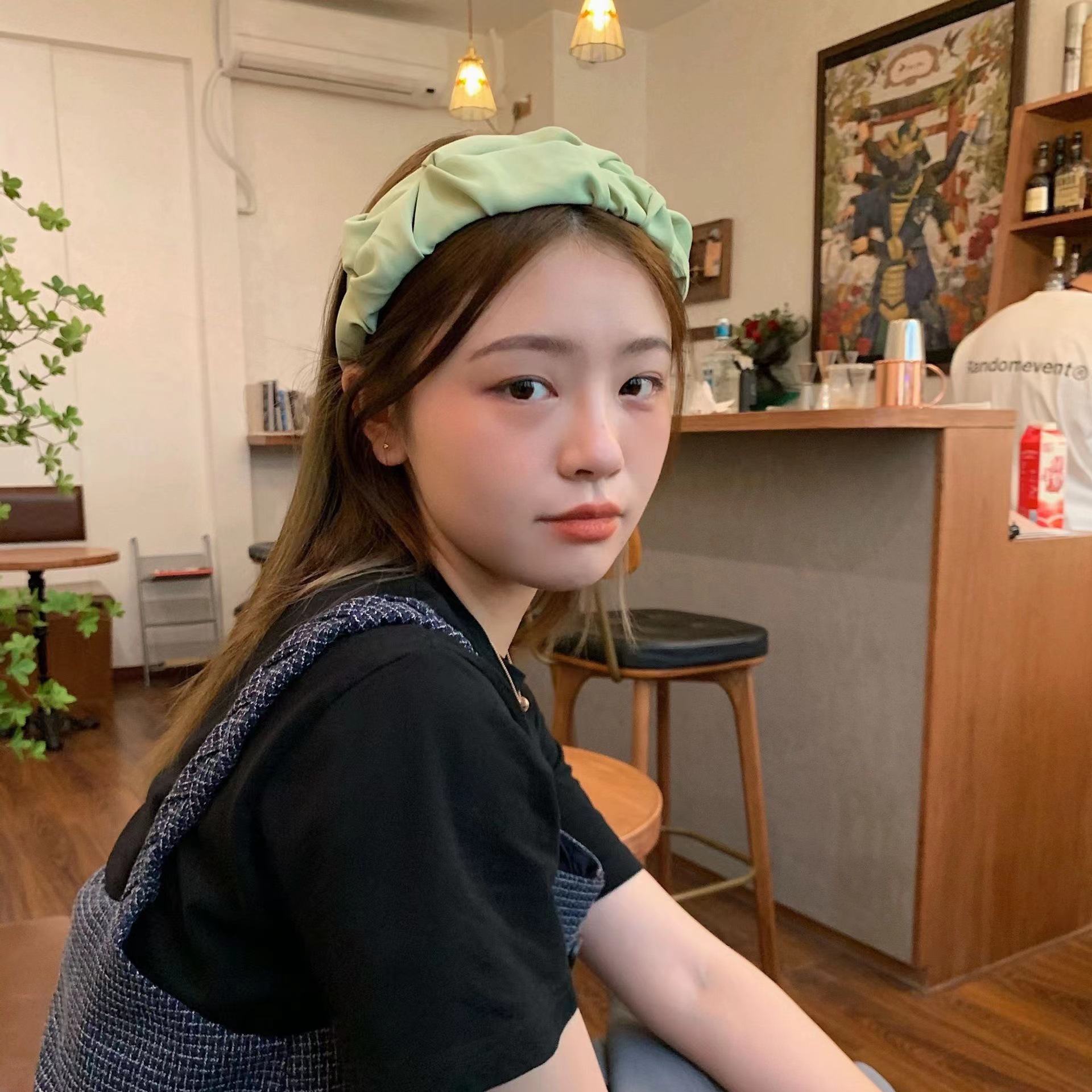 South Korea Wide Edge Solid Color Pleated Headband Temperament Simple Everything Girls Hair Card Vintage Cloth Out Pressure Hair Headdress Application Scenario