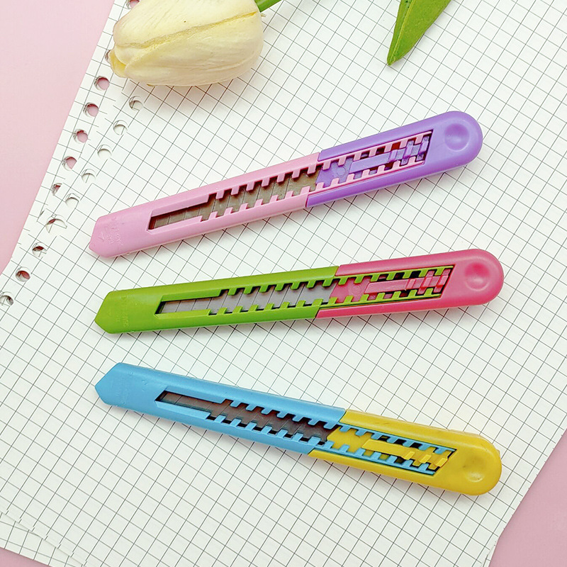 Creative two-color small utility knife, stainless steel wallpaper knife, unboxing and paper cutting knife, cute student stationery and express delivery knife Application Scenario