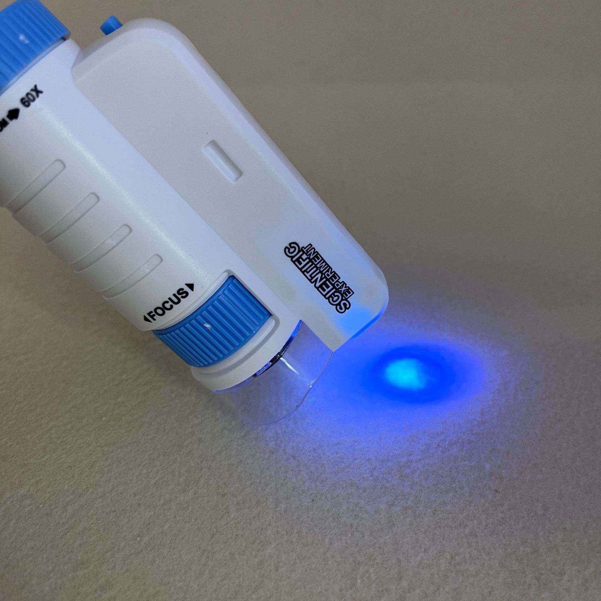 Amazon's best-selling new 60-200X handheld microscope with a lamp and stepless adjustment can be used for banknote inspection Application Scenario