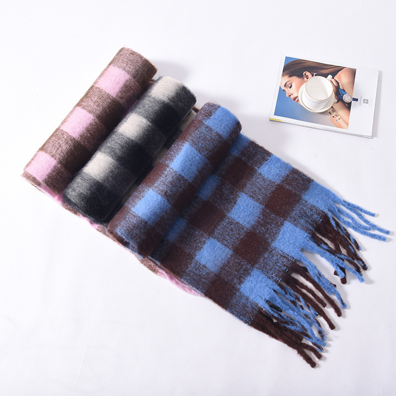 The new versatile faux cashmere scarf exudes a sense of atmosphere. The black and white checkered mohair scarf adds a touch of sophistication for women in autumn and winter details Picture