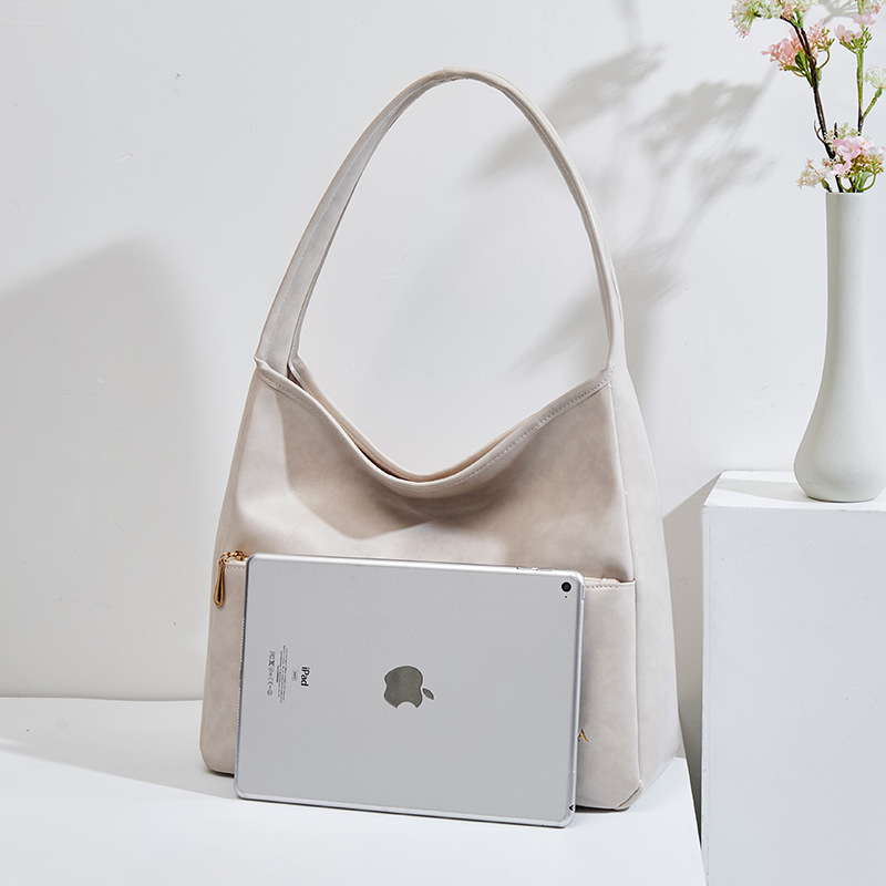 This year's popular Tote bag for women's 2025 summer new underarm bag, single-shoulder fashionable large-capacity handbag Application Scenario