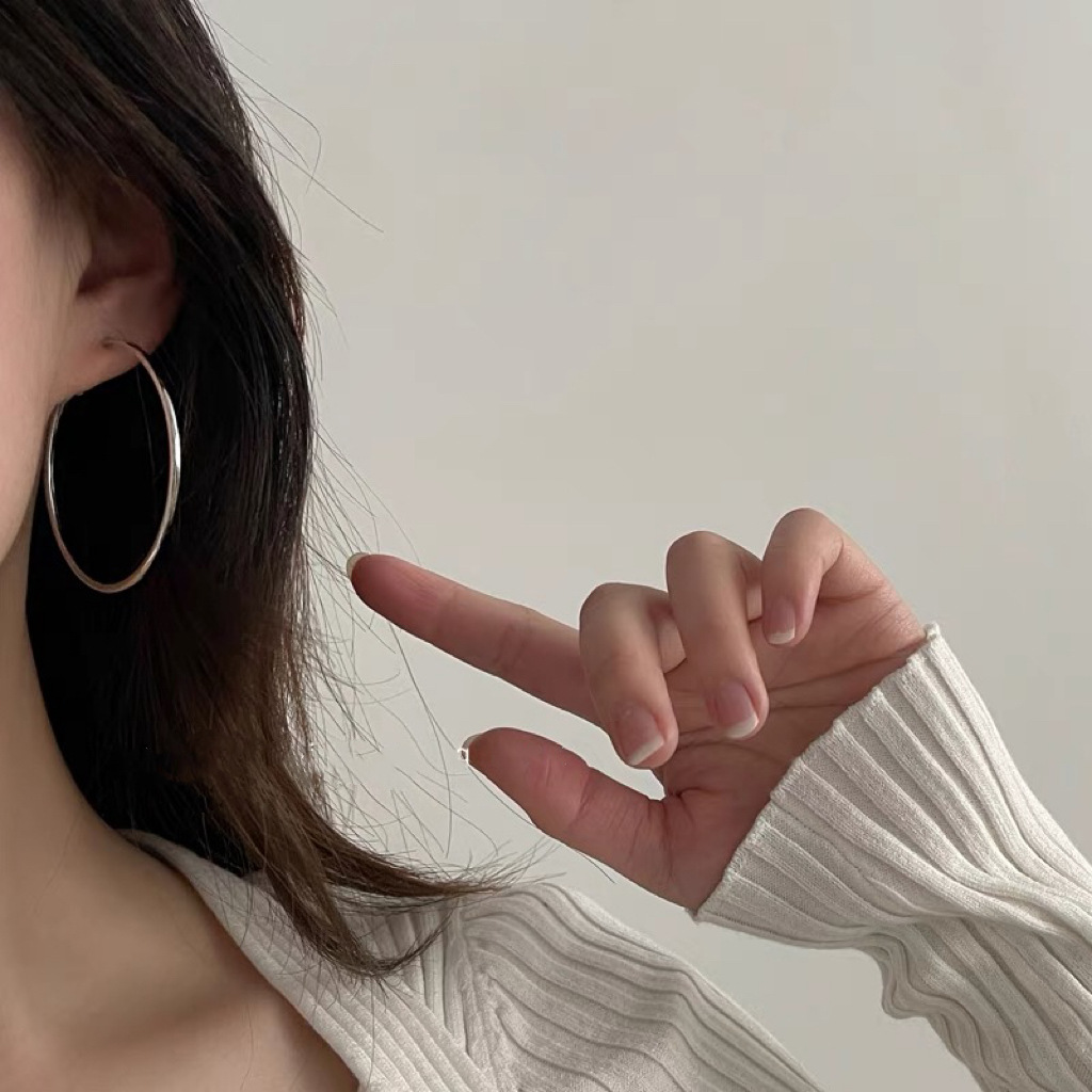 Spring ear loops, ear clips, women's cross-border exaggerated large circle stainless steel ear clips, fashionable, individual and elegant earrings Application Scenario