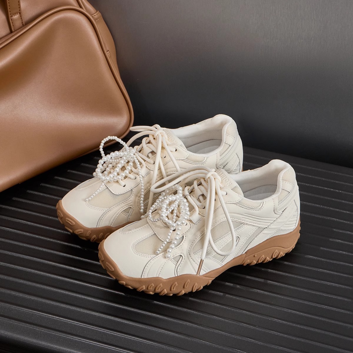 女式运动单鞋实物图