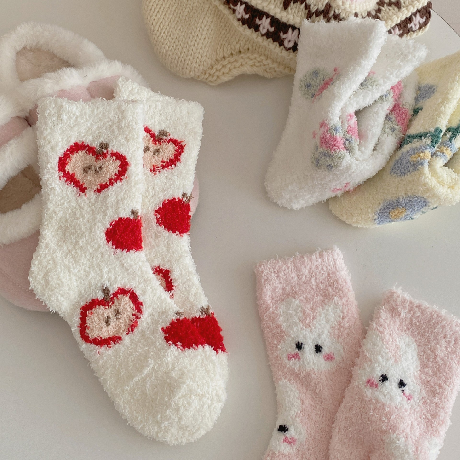 One-piece delivery of winter cute coral fleece socks, women's autumn and winter thick cotton fleece socks, home sleep warmth fleece floor socks Application Scenario