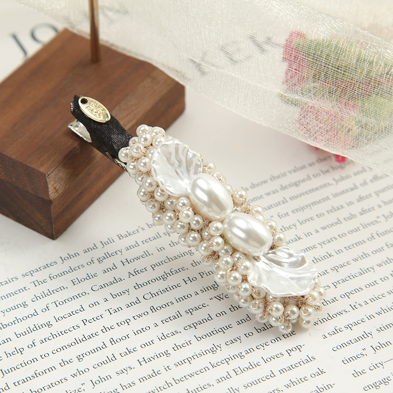 Pearl hair bands, chanel-style bow hair accessories, handcrafted beaded one-piece hair clips, simple and elegant side clips, wholesale domestic self-produced other hair accessories Application Scenario
