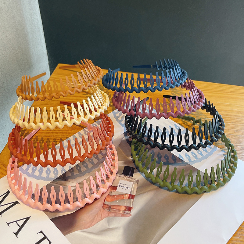 The popular facial hair band is specially designed for women to apply facial masks. It is anti-slip and does not shed hair clips. It is a simple hair comb and a magic tool for breaking bangs details Picture
