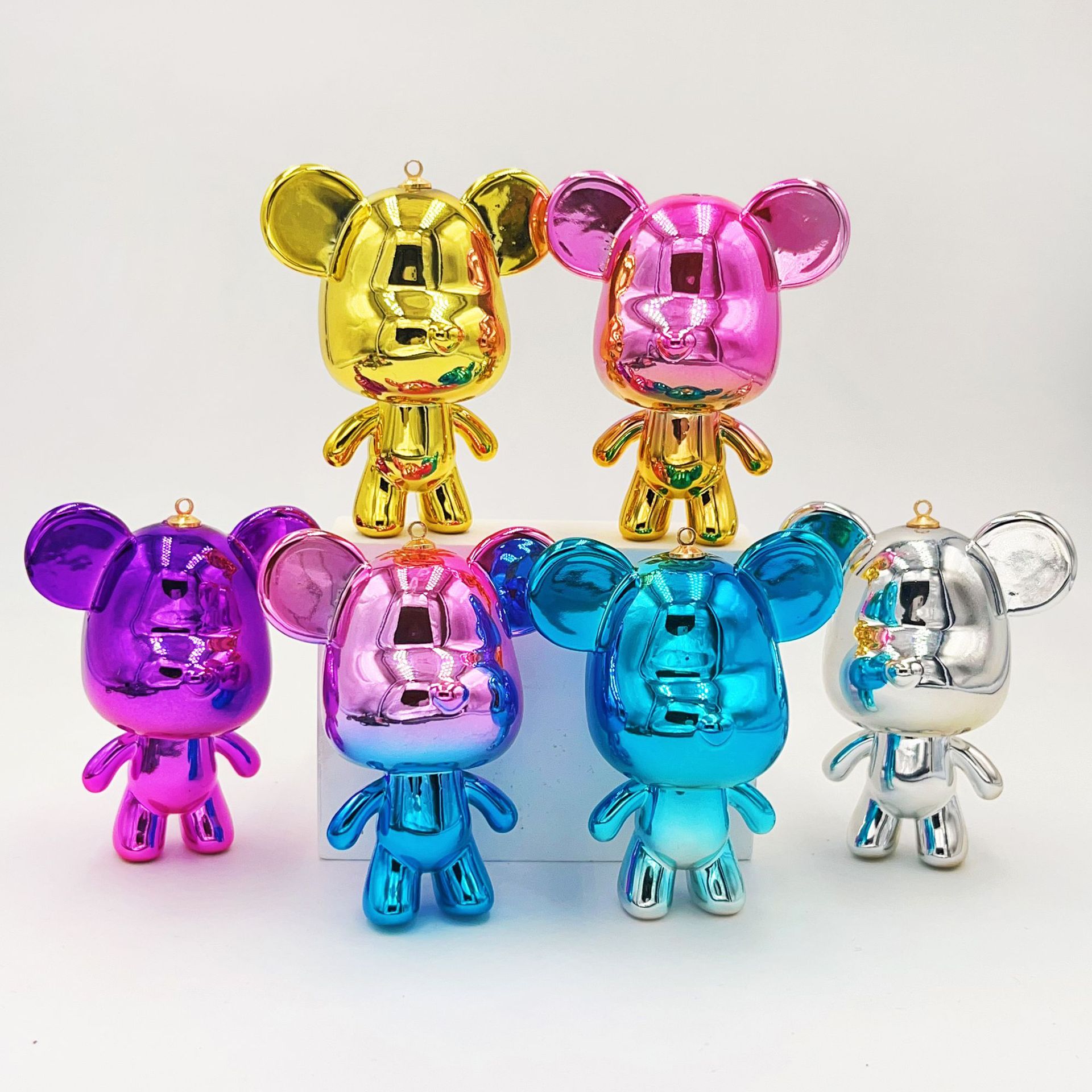 Wholesale of cartoon fashion gradient electroplated acrylic large-head violent bear keychain pendants and creative hanging decorations Specification image