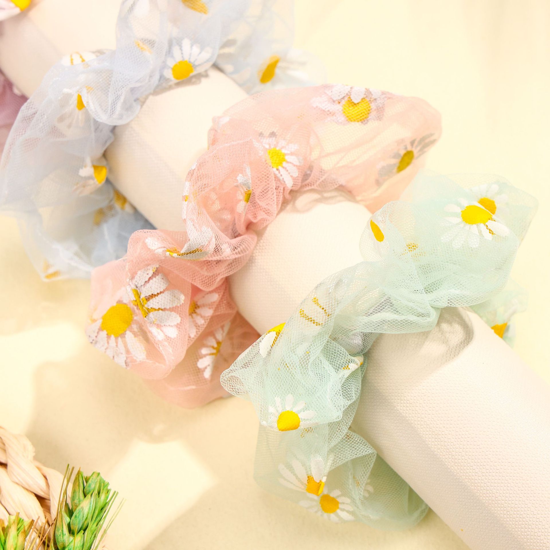 Spring And Summer New Children's Mesh Small Daisy Large Intestine Korean Version Of Fat Sausage Hair Circle Girl Ins Organza Head Rope Application Scenario