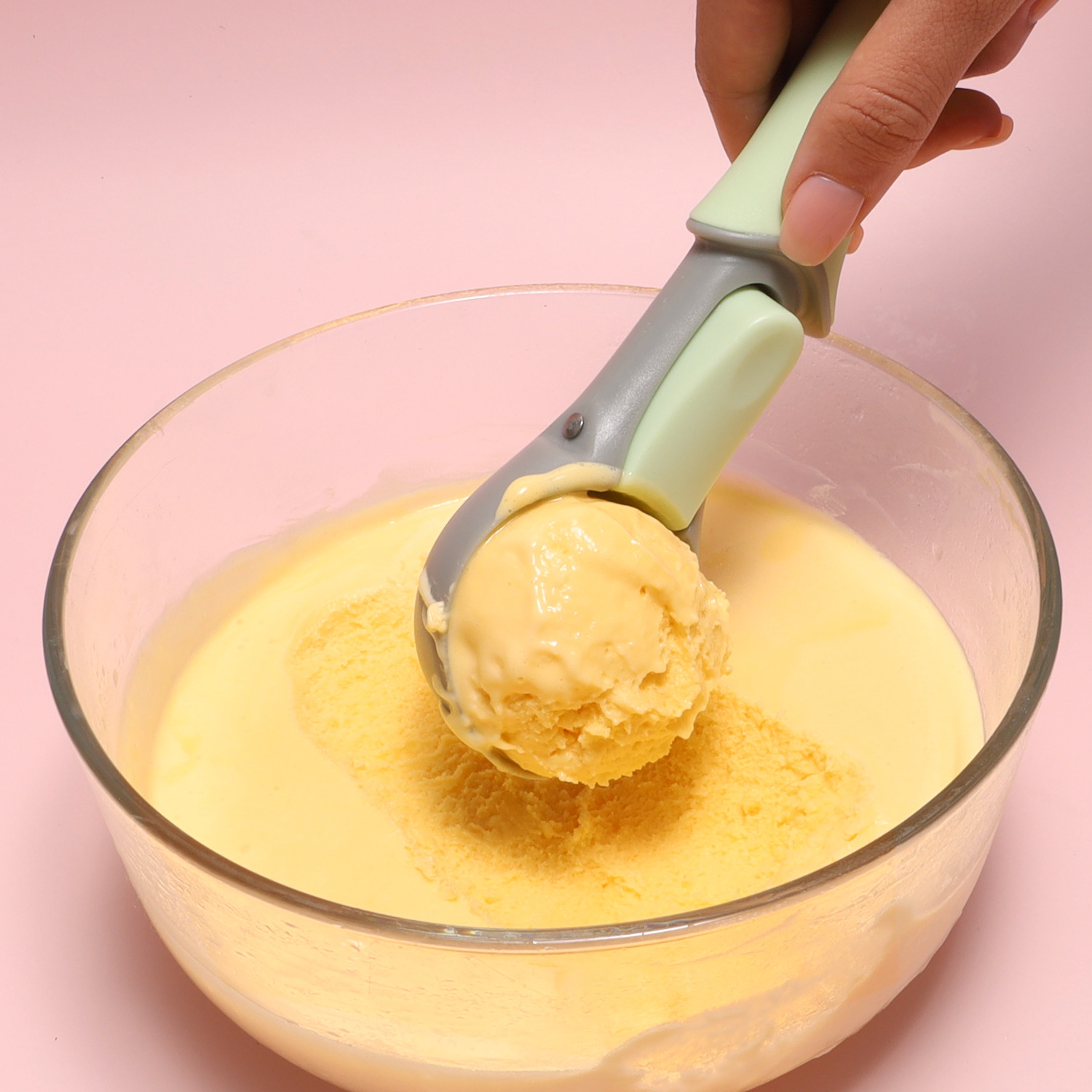Cross-Border Stock Creative Ice Cream Scoop Dual-Purpose Ice Cream Scoop Scoop Scoop Scoop Kitchen Gadget Application Scenario