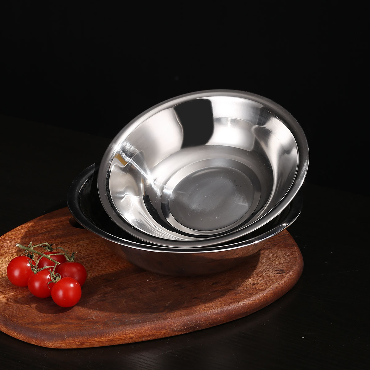 Stainless Steel Yard Bucket Thickened Soup Basin Non-Magnetic Horse Bucket Home Student Canteen Round Soup Bowl Hotel Kitchen Stainless Steel Basin Application Scenario