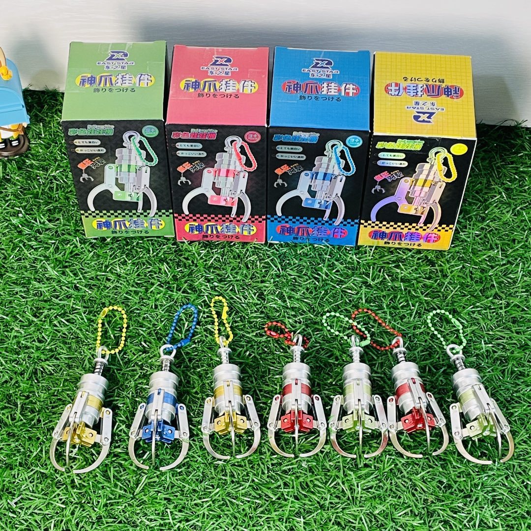 Cross-border new Taiwanese claw machine gripper can hold simulated mini colorful claw keychain pendant accessories wholesale alloy gripper toys keychain pendants Application Scenario