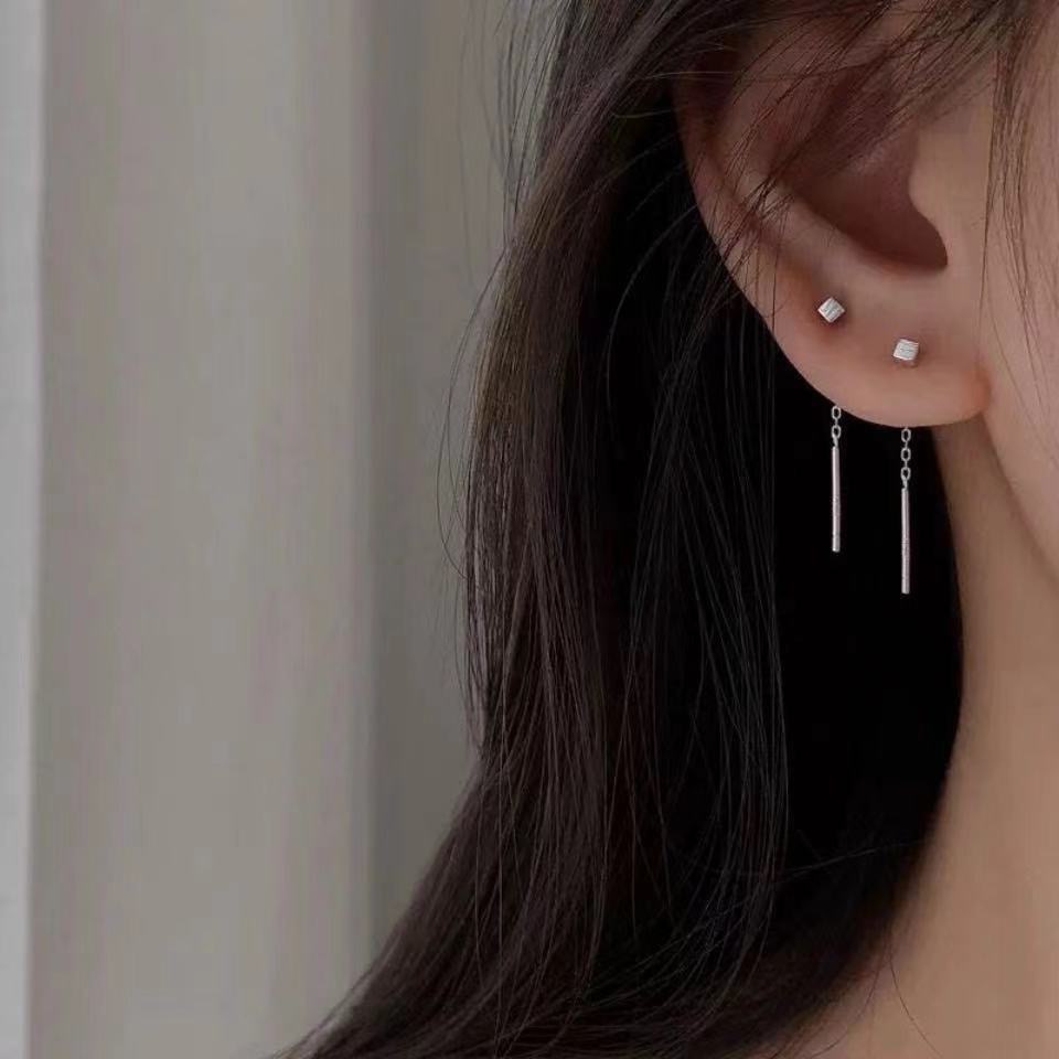 The small square ear moldings are a trendy and niche design for women on Instagram, exuding a sense of sophistication. The 925 silver ear moldings are versatile and personalized earrings details Picture
