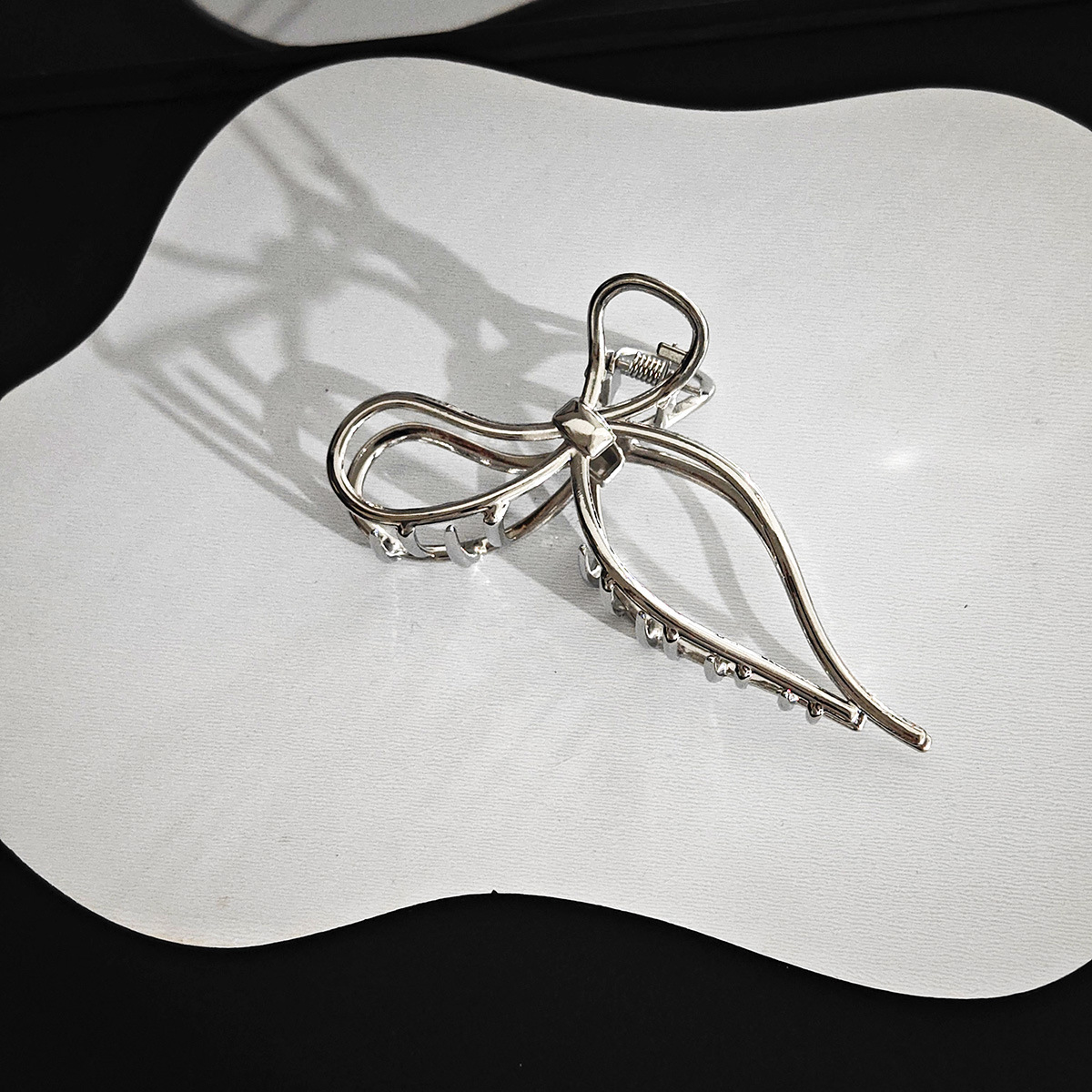 High-quality alloy shark clip multi-hair clip headwear in the Korean version of the cross-ribbon scratch-off water diamond hairpin Application Scenario