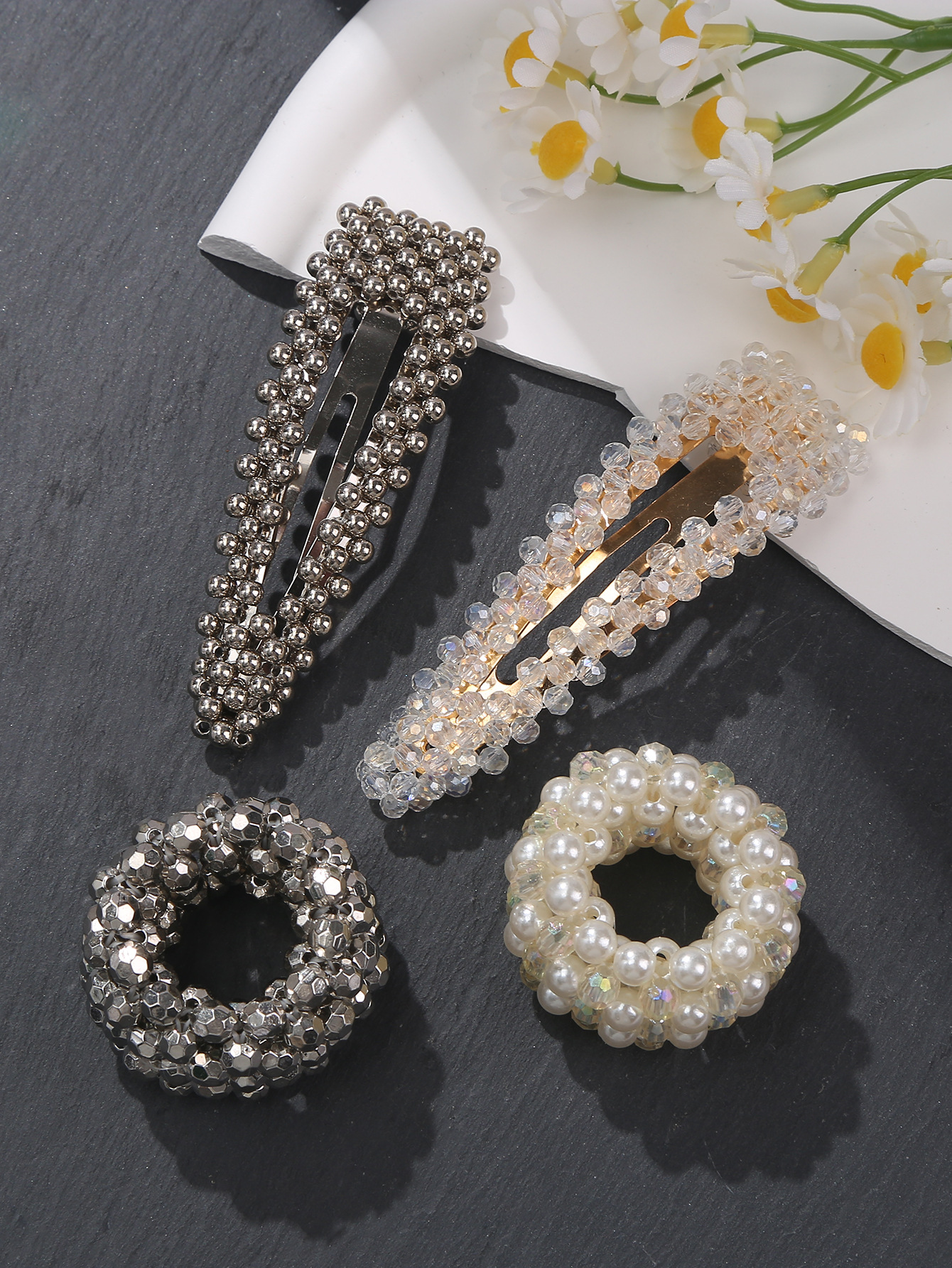 The new pearl hair accessory set is stylish and versatile. It features pearl hair bands, hair clips, ponytail bands, headwear and popular bb clips