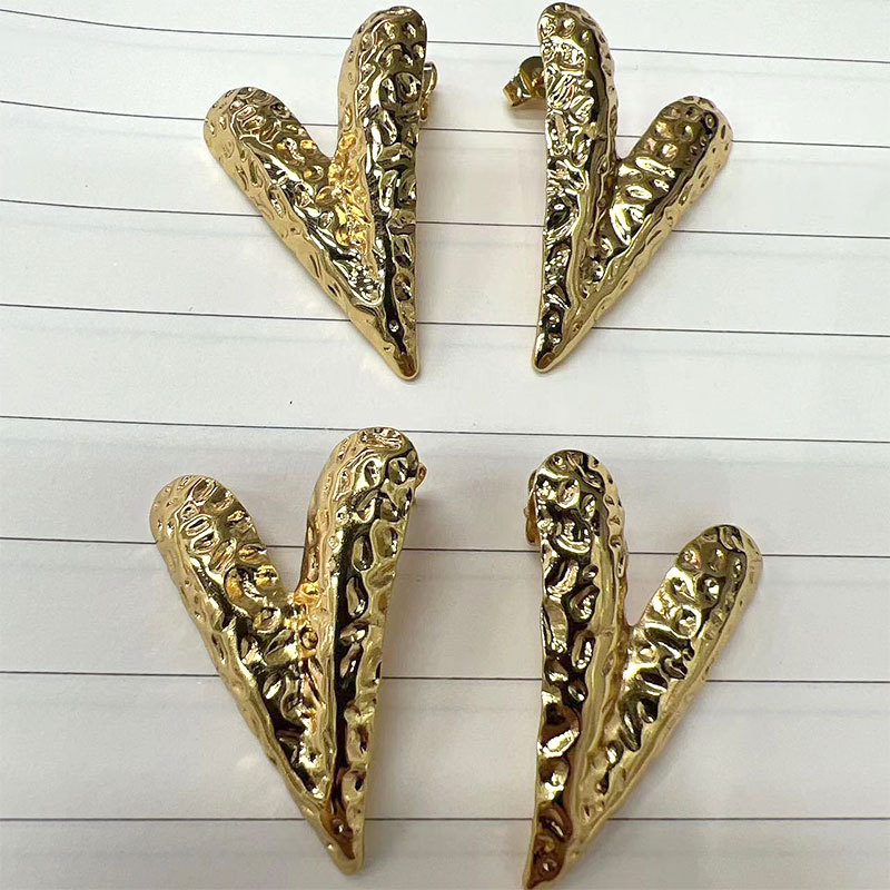 Wholesale of niche accessories such as European and American fashion textured retro heart-shaped stud earrings, copper gold-plated light luxury stainless steel earrings Application Scenario
