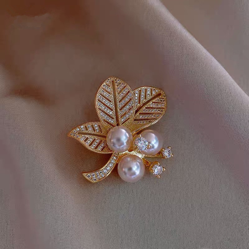New pearl leaf brooch, high-end and exquisite brooch, anti-glare pin, women's personalized sweater, fixed clothes and accessories