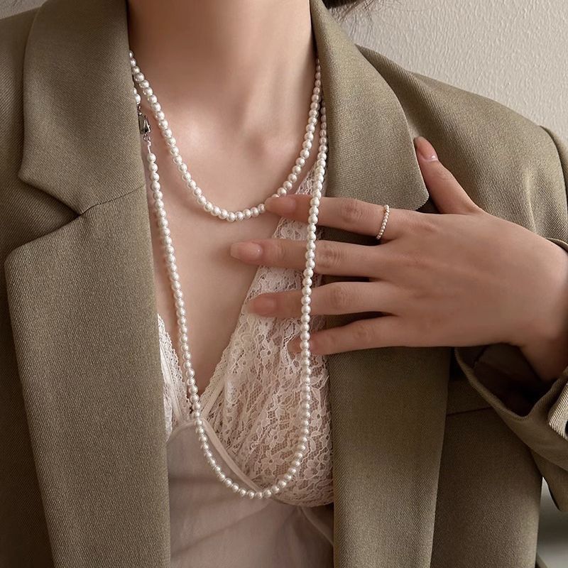 The fashionable Shijia pearl necklace exudes a sense of light luxury and sophistication. It features a multi-layered French retro long sweater chain as a women's accessory Application Scenario