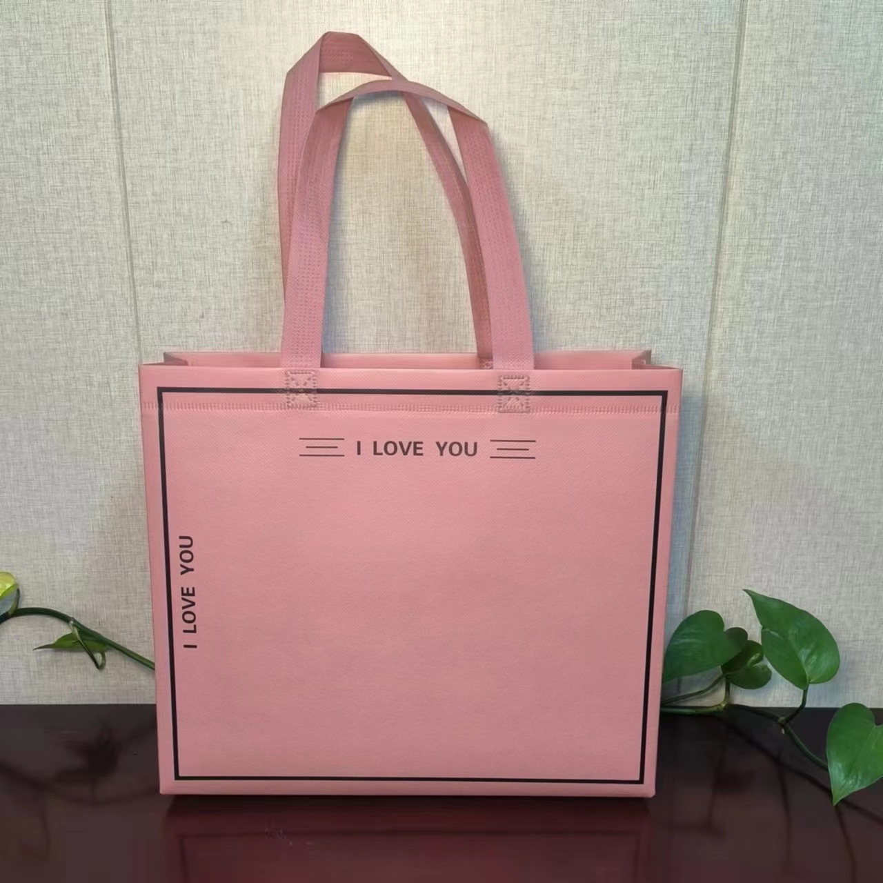 In-stock laminated non-woven fabric handbags, shopping bags, waterproof logo clothing store bags production details Picture